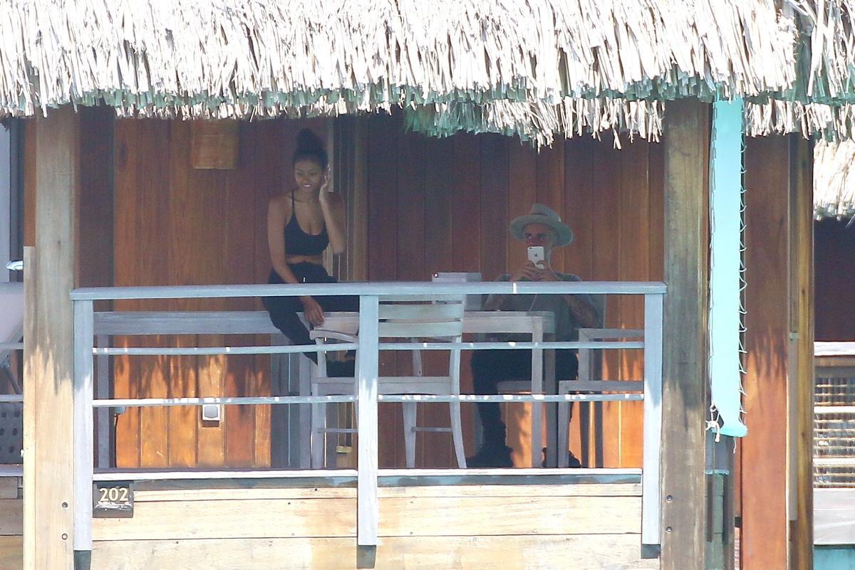 Justin Bieber in un bungalow a Bora Bora con la trombamica Jayde Pierce