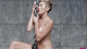 Miley Cyrus nuda nel video ufficiale di Wrecking Ball: polemiche garantite!