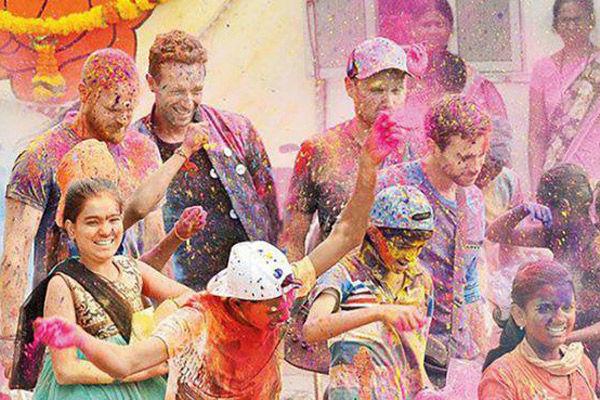 I Coldplay a Mumbai durante il festival Holi