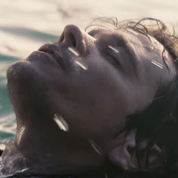 Nate Ruess in acqua nel video di Nothing Without Love