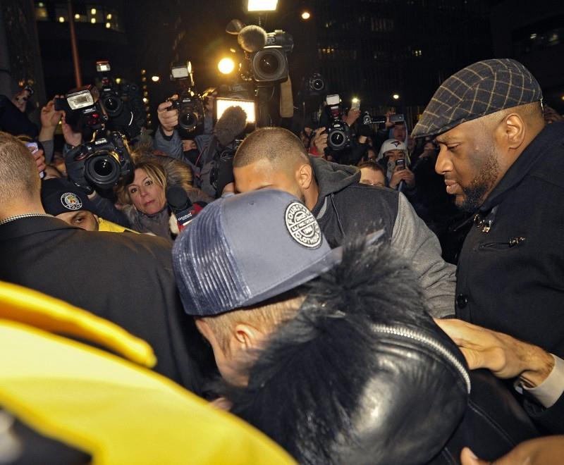 Justin protetto dai suoi bodyguard