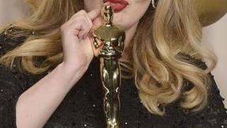 Adele bacia l'Oscar