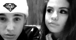 Justin Bieber e Selena Gomez insieme in una foto in bianco e nero