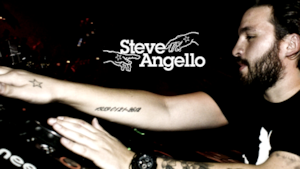 Steve Angello durante un live con il suo logo sullo sfondo