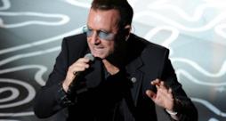 Bono degli U2 con il microfono in mano