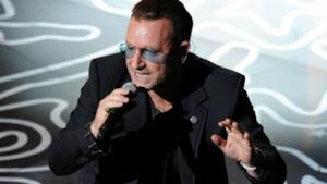 Bono degli U2 con il microfono in mano