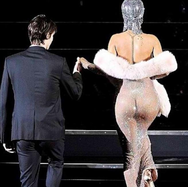 Rihanna di schiena sale le scale