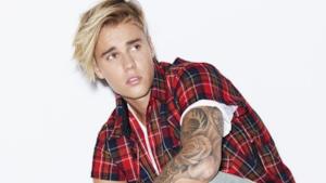 Justin Bieber con camicia a quadri e ciuffo biondo