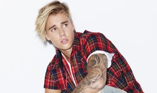 Justin Bieber con camicia a quadri e ciuffo biondo