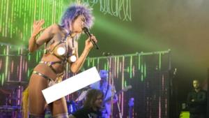 Miley Cyrus shock sul palco