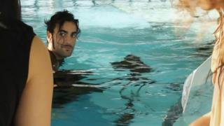 Marco Mengoni in piscina