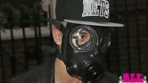 Che ci fa Justin Bieber con la maschera antigas?