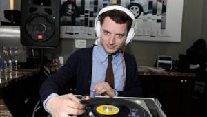 Elijah Wood alla prese con il djing sotto il nome di Wooden Wisdom