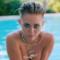 Miley Cyrus in topless a bordo piscina
