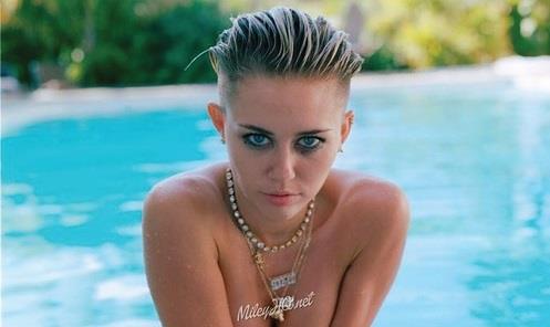 Miley Cyrus in topless a bordo piscina
