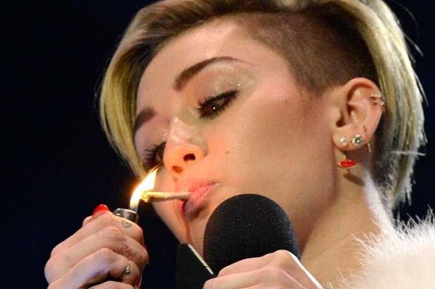 Miley Cyrus Fuma una canna - 7