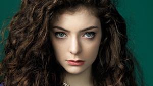 Lorde: capelli ricci, occhi azzurri e trucco perfetto