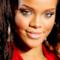 Rihanna - occhi verdi e capelli lisci