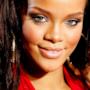 Rihanna - occhi verdi e capelli lisci