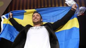 Måns Zelmerlöw con la bandiera della Svezia