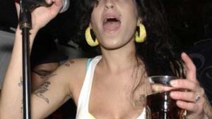 Amy Winehouse, furto di alcolici in hotel