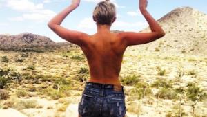 Miley Cyrus di schiena in topless