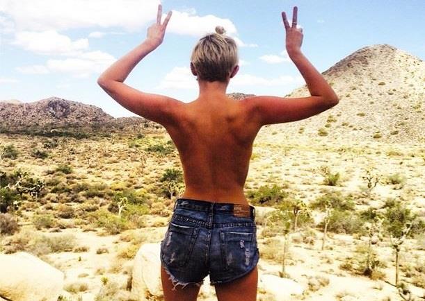 Miley Cyrus di schiena in topless