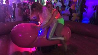 Miley con Katy Weaver su un pene gigante