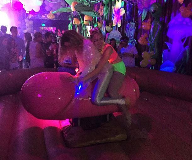 Miley con Katy Weaver su un pene gigante