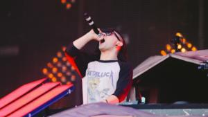 Skrillex cdjset on la maglia dei Metallica