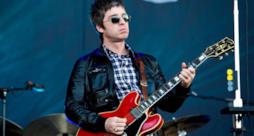 Noel Gallagher con la chitarra