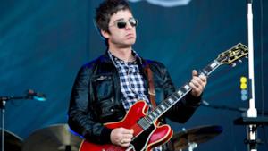 Noel Gallagher con la chitarra