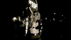 Lady Gaga lancia "Born this way" in versione country