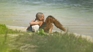 Rihanna e Chris Brown si baciano alle Hawaii