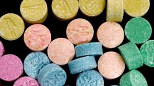 Pillole di ecstasy o mdma, di solito colorate per risultare più accattivanti