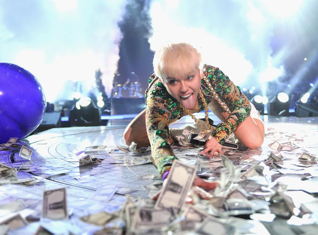 La Cyrus con l'immancabile linguaccia fuori