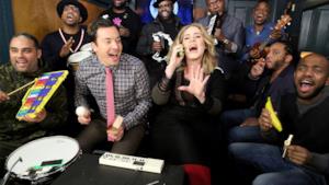 Adele canta Hello con Jimmy Fallon e i The Roots