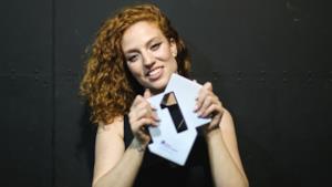 Jess Glynne con il premio number one dell'Official Singles Chart 