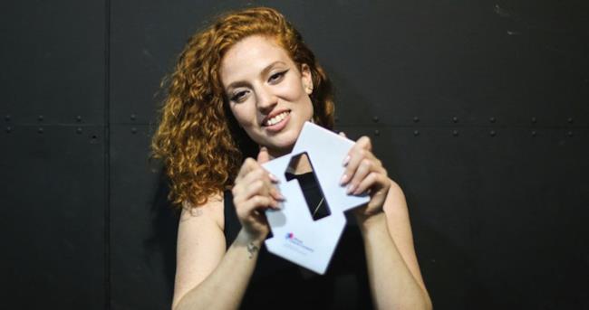 Jess Glynne con il premio number one dell&#39;Official Singles Chart 