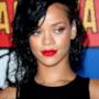 Rihanna - capelli neri mossi