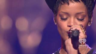 Rihanna bellissima con gli occhi chiusi
