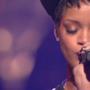 Rihanna bellissima con gli occhi chiusi