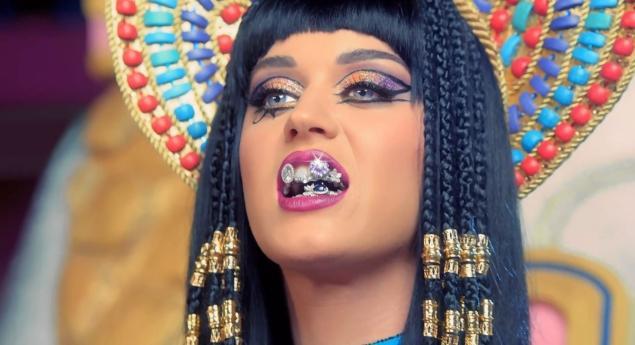 Katy Perry vestita da regina d&#39;Egitto
