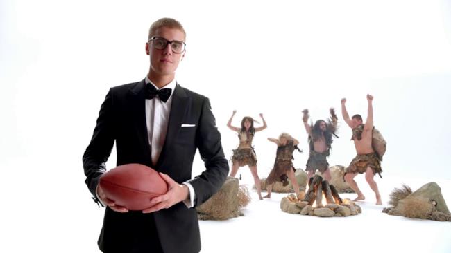 Justin Bieber e Skrillex di nuovo insieme per lo spot di T-Mobile per il Superbowl di questa domenica Justin Bieber e Skrillex ancora una volta insieme per affari