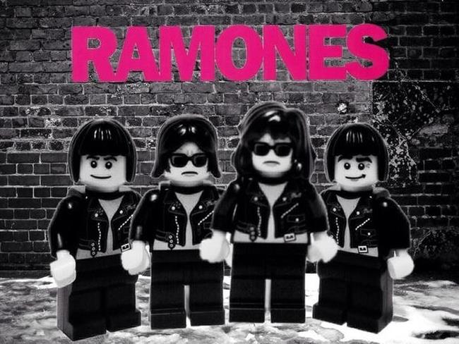 I Ramones riprodotti con i Lego