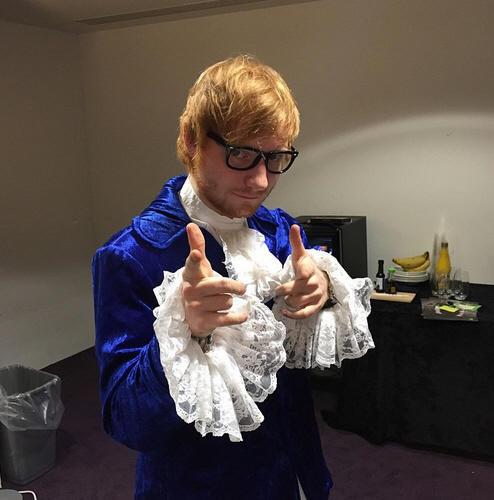 Ed Sheeran vestito da Austin Powers