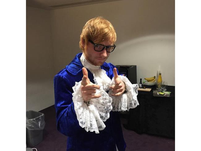 Ed Sheeran vestito da Austin Powers