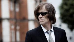 Mark Lanegan con occhiali da sole, pizzetto e capelli scompigliati