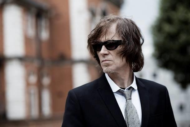 Mark Lanegan con occhiali da sole, pizzetto e capelli scompigliati