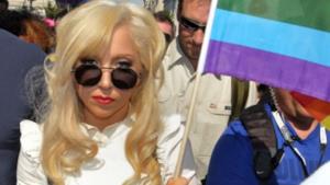 Lady Gaga con la bandiera arcobaleno, simbolo dell'orgoglio gay